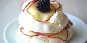Beitragsbild des Blogbeitrags Pavlova mit dem heimischen Superfood Apfel - Apfelchips DIY