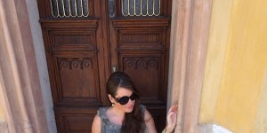 Beitragsbild des Blogbeitrags Mode - Ärmelloses Top, Oberteil trägt auf statt Oberteil auftragen