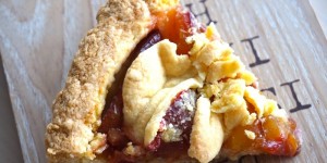Beitragsbild des Blogbeitrags Lifestyle im Herbst - Bunte Blätter und backen mit Zwetschken
