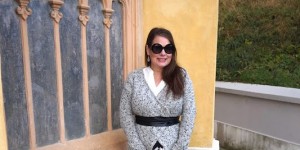 Beitragsbild des Blogbeitrags Herbst auf dem Modeblog - Outfit mit Weste, Rock und Stiefel