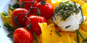 Beitragsbild des Blogbeitrags Lifestyle, Glück & Herbst - Mediterrane Küche mit Ofentomaten 