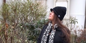 Beitragsbild des Blogbeitrags Winteroutfit B&W -  mit Strickkleid, Mantel, Schal und Mütze 