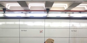 Beitragsbild des Blogbeitrags Tatsächlich ein Reiseoutfit mit Hose - 5 Stunden Hamburg