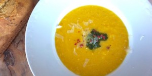 Beitragsbild des Blogbeitrags Rezepte für das Kochen und Essen nach Farben - Suppe in Gelb