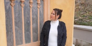 Beitragsbild des Blogbeitrags Winter auf den Modeblogs - Outfit mit Mantel, Rock und Stiefel