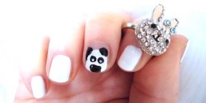 Beitragsbild des Blogbeitrags Tierisch verliebt - Weißes Nail Design mit Hund & Schmetterling