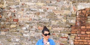 Beitragsbild des Blogbeitrags Ärmelloses Jeanshemd über ärmellosem Kleid - Best Ager Mode 