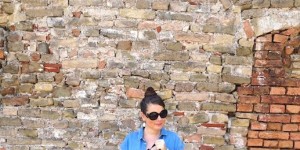 Beitragsbild des Blogbeitrags Ärmelloses Jeanshemd über ärmellosem Kleid - Best Ager Mode