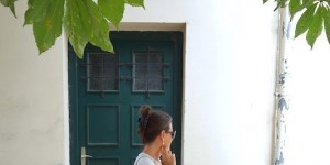 Beitragsbild des Blogbeitrags Weiße Bluse & weißer Rock von seitlich, vorne und hinten
