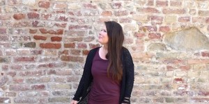 Beitragsbild des Blogbeitrags Outfits mit Röcken - Stufenrock in Bordeaux & Long Cardigan 