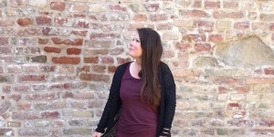 Beitragsbild des Blogbeitrags Outfits mit Röcken - Stufenrock in Bordeaux & Long Cardigan 