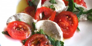 Beitragsbild des Blogbeitrags Fast wie Mozzarella - selber machen, vegan, laktose- & glutenfrei