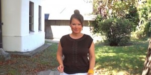 Beitragsbild des Blogbeitrags Sandalen in Braun mit Keilabsatz & gelbe Clutch - Outfit 50+