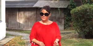 Beitragsbild des Blogbeitrags Rote Bluse zu Rock mit Blumendruck & Das besondere Interview