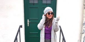 Beitragsbild des Blogbeitrags Outfit mit Strickmantel, violetter Bluse, Rock und Mütze 