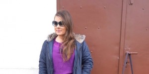 Beitragsbild des Blogbeitrags Dunkelblaue Steppjacke, violette Bluse & Tasche in Mauve 
