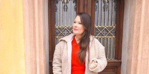 Beitragsbild des Blogbeitrags Rote Kleider für Madame - Eines zum Wickeln im Kimono-Stil 