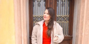 Beitragsbild des Blogbeitrags Rote Kleider für Madame - Eines zum Wickeln im Kimono-Stil