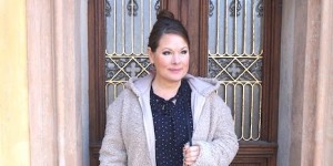 Beitragsbild des Blogbeitrags Tasche mit Nieten zu Rock, Bluse, Mantel und Schnürschuhen