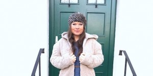 Beitragsbild des Blogbeitrags Winter-Outfit mit Plüschmantel, Jeanskleid, Stiefel und Mütze 
