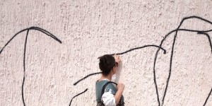 Beitragsbild des Blogbeitrags Im Tarnoutfit im Wiener Stadtpark - Unsichtbar im weißen Rock