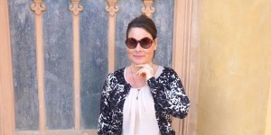 Beitragsbild des Blogbeitrags Outfit ganz klassisch in Grau und Beige & Cardigan im Animalprint