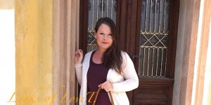 Beitragsbild des Blogbeitrags Stufenrock, Top und Ballerinas, Outfit in Bordeaux-Rot - über uns, unser Image