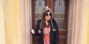Beitragsbild des Blogbeitrags Unter der Mütze im Winterschlaf, Outfit mit Kleid und Wintermantel