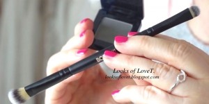 Beitragsbild des Blogbeitrags Die besten Lidschatten Pinsel für ein einfaches Augen Make up - Augen geschminkt in Grau 