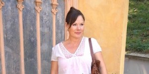 Beitragsbild des Blogbeitrags Outfit, Begrünter Balkon mit Bank, Veilchencreme, Vegi Essen und Apfelkuchen