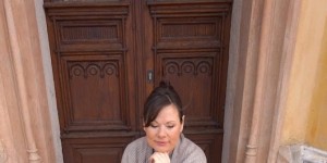 Beitragsbild des Blogbeitrags Schmaler Rock, Stiefel, Strickjacke, Pullover - Fast schon ein erster Frühlings Look