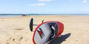 Beitragsbild des Blogbeitrags Kitefoilen lernen mit dem Levitaz Element Kitefoil - Die ersten Schritte