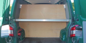 Beitragsbild des Blogbeitrags VW T5 Bus - Umbau Teil 1 - Alles raus 
