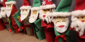 Beitragsbild des Blogbeitrags Basteln mit Kindern für Weihnachten: Weihnachtsmänner aus Holz 