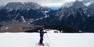 Beitragsbild des Blogbeitrags Skifahren mit Kind: Tiroler Zugspitzarena und Leading Family Hotel & Resort Alpenrose
