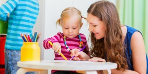 Beitragsbild des Blogbeitrags Babysitter gesucht: Worauf Eltern achten sollten