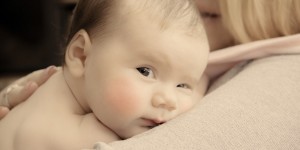 Beitragsbild des Blogbeitrags Eltern, ihr seid nicht allein! Praktische Hilfe nach der Geburt 