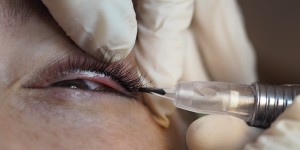 Beitragsbild des Blogbeitrags Permanent Make-up: Ein schonungsloser Erfahrungsbericht.