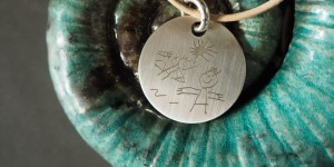 Beitragsbild des Blogbeitrags Geschenkidee zum Valentinstag oder Muttertag: Personalisierter Schmuck | Verlosung!