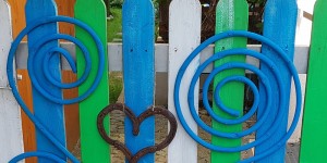 Beitragsbild des Blogbeitrags Upcycling: Gartentor-Styling mit einem alten Gartenschlauch
