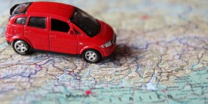 Beitragsbild des Blogbeitrags Autofahren mit zwei Kindern: Damit ist Ruhe auf der Rückbank