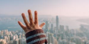 Beitragsbild des Blogbeitrags Linkshänder erkennen: Tipps für Eltern