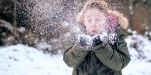 Beitragsbild des Blogbeitrags Kinder lüften im Winter: 16 Outdoor-Ideen mit Familie