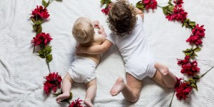 Beitragsbild des Blogbeitrags Das Geschwisterchen kommt: 12 Tipps gegen Eifersucht