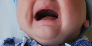 Beitragsbild des Blogbeitrags Schreibaby: Das hilft wenn das Baby Tag und Nacht schreit 