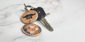 Beitragsbild des Blogbeitrags DIY-Idee für den Vatertag: Personalisierter Schlüsselanhänger mit Fototransfer 