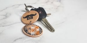 Beitragsbild des Blogbeitrags DIY-Idee für den Vatertag: Personalisierter Schlüsselanhänger mit Fototransfer