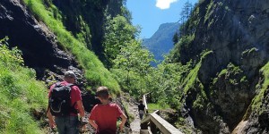 Beitragsbild des Blogbeitrags Nachhaltig wandern mit Kindern: 12 Tipps | Verlosung