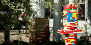 Beitragsbild des Blogbeitrags DIY mit Kindern: Lego-Futterhaus für Vögel bauen 