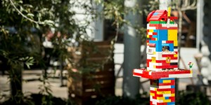 Beitragsbild des Blogbeitrags DIY mit Kindern: Lego-Futterhaus für Vögel bauen